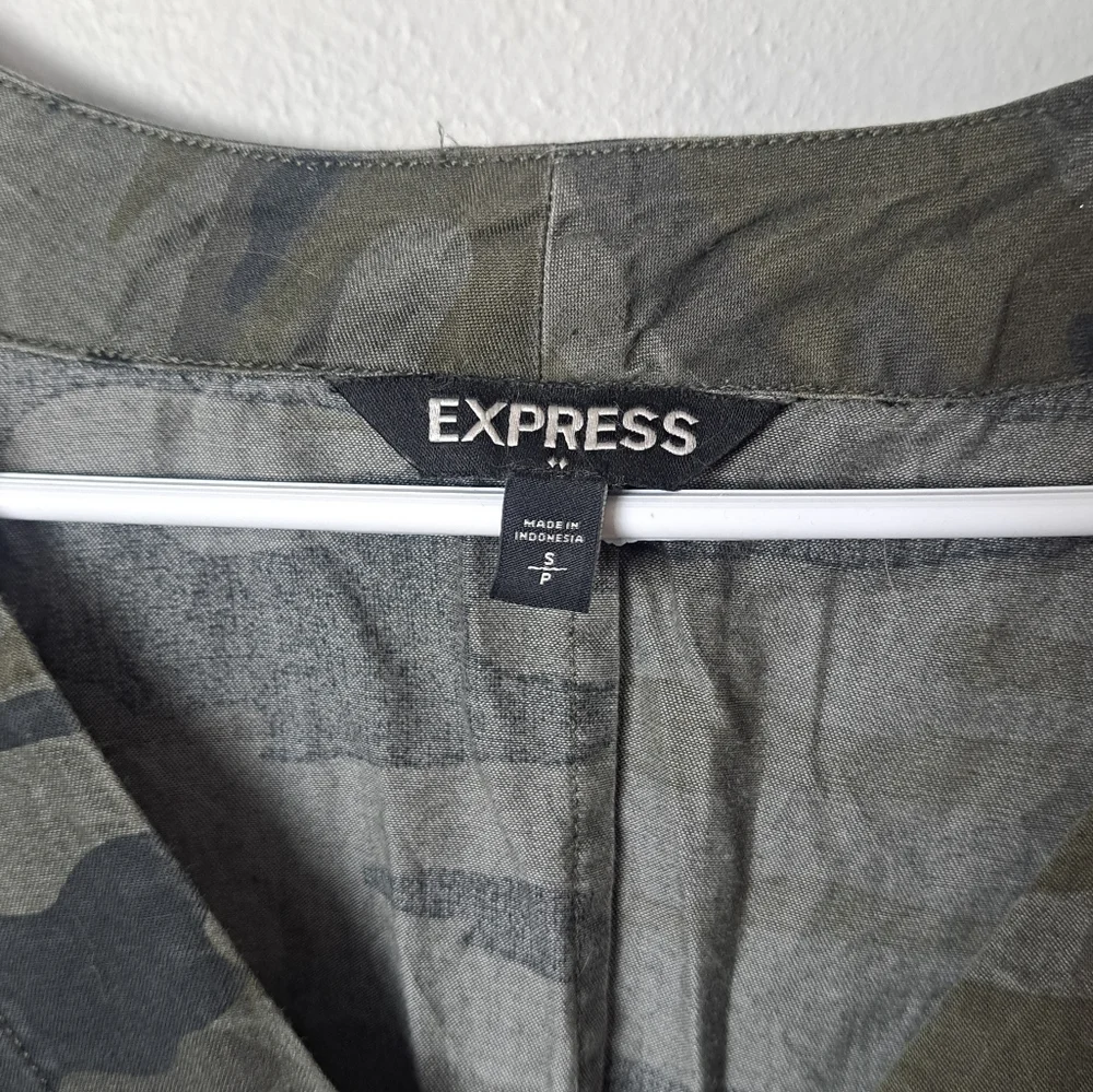 Express Crop Top - Picture 2 of 4